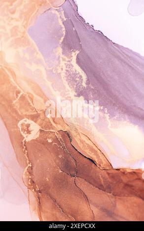 Un'immagine astratta di un dipinto a inchiostro alcolico con motivi vorticosi in tonalità di marrone, oro e lavanda Foto Stock
