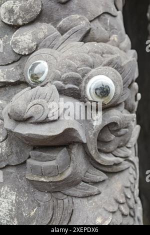 Hue, Vietnam - 6 febbraio 2024: Scalinata in pietra che conduce al mausoleo dell'imperatore Khai Dinh a Hue, Vietnam Foto Stock