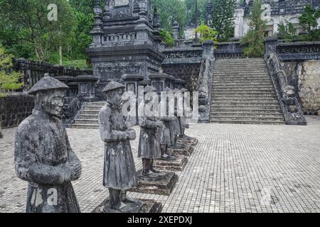 Hue, Vietnam - 6 febbraio 2024: Guardiani al Mausoleo dell'imperatore Khai Dinh, a Hue, Vietnam Foto Stock