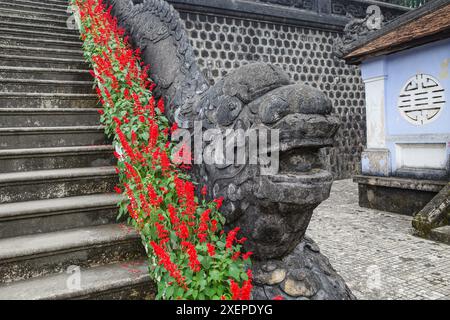 Hue, Vietnam - 6 febbraio 2024: Scalinata in pietra che conduce al mausoleo dell'imperatore Khai Dinh a Hue, Vietnam Foto Stock