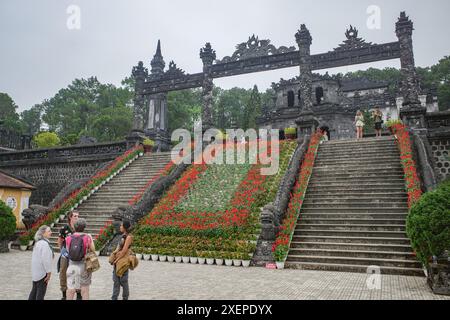 Hue, Vietnam - 6 febbraio 2024: Scalinata in pietra che conduce al mausoleo dell'imperatore Khai Dinh a Hue, Vietnam Foto Stock