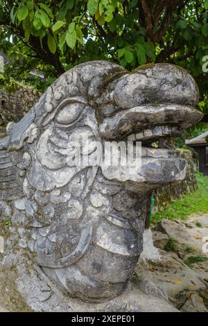 Hue, Vietnam - 6 febbraio 2024: Scalinata in pietra che conduce al mausoleo dell'imperatore Khai Dinh a Hue, Vietnam Foto Stock