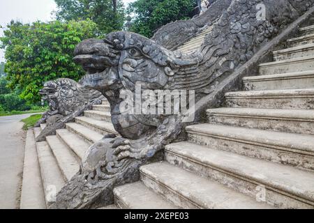 Hue, Vietnam - 6 febbraio 2024: Scalinata in pietra che conduce al mausoleo dell'imperatore Khai Dinh a Hue, Vietnam Foto Stock