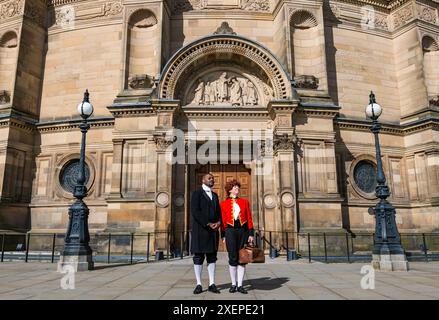 Edimburgo, Scozia, Regno Unito, 29 giugno 2024. Un inganno singolare al Festival di Edimburgo Fringe: Dr James Barry (Jac Wheble in Red coat), Black John (Kenneth Brangman) alla Old Medical School dove il dottor James Barry si qualificò nel 1812 per celebrare la prima del nuovo spettacolo. Il dottor James Barry si è laureato presso la Scuola medica dell'Università di Edimburgo raggiungendo il più alto grado medico dell'esercito britannico. Il dottor James Barry è stata infatti la prima donna nel Regno Unito a ricevere una licenza medica. La prima mondiale è al Royal Scots Club. Crediti: Sally Anderson/Alamy Live News Foto Stock