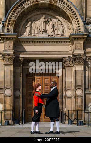 Edimburgo, Scozia, Regno Unito, 29 giugno 2024. Un inganno singolare al Festival di Edimburgo Fringe: Dr James Barry (Jac Wheble in Red coat), Black John (Kenneth Brangman) alla Old Medical School dove il dottor James Barry si qualificò nel 1812 per celebrare la prima del nuovo spettacolo. Il dottor James Barry si è laureato presso la Scuola medica dell'Università di Edimburgo raggiungendo il più alto grado medico dell'esercito britannico. Il dottor James Barry è stata infatti la prima donna nel Regno Unito a ricevere una licenza medica. La prima mondiale è al Royal Scots Club. Crediti: Sally Anderson/Alamy Live News Foto Stock