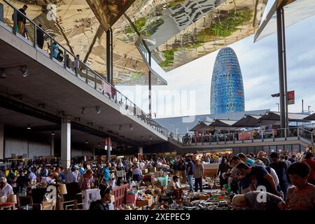 Mercato Encants, Design Museum di Barcellona, Torre Agbar, Plaça de les Glòries, Barcellona, Catalunya, Spagna, Europa Foto Stock