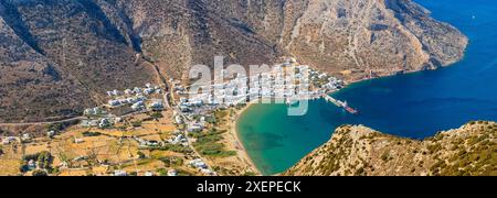 Vista panoramica di isola di Sifnos con il principale porto di Kamares. Cicladi Grecia Foto Stock