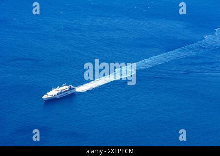 Sifnos, Grecia - 12 settembre 2018: Traghetto Speed ​​Runner III in avvicinamento al porto della città di Kamares a Sifnos. Grecia Foto Stock