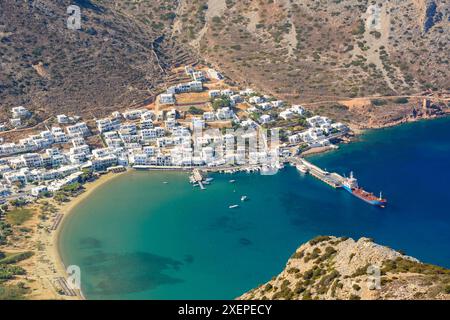 Sifnos, Grecia - 12 settembre 2018: Kamares - il porto principale dell'isola di Sifnos. Cicladi, Grecia Foto Stock