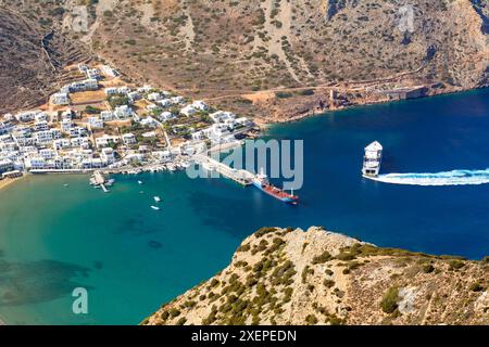 Kamares - il porto principale dell'isola di Sifnos. Cicladi, Grecia Foto Stock