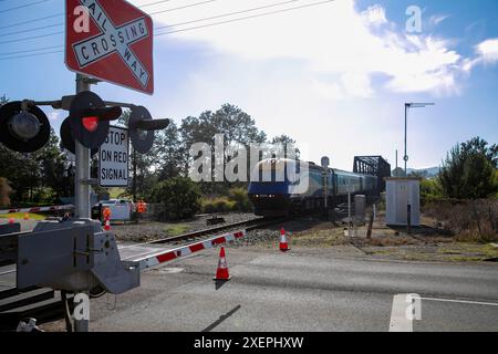 Treno ferroviario australiano, passaggio a livello del villaggio di Paterson chiuso per consentire il passaggio del treno del nuovo Galles del Sud, Paterson, NSW, Australia, 2024 Foto Stock