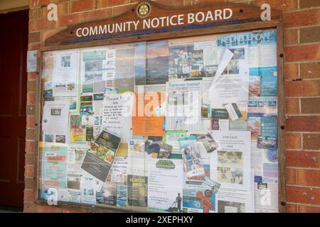 Paterson , villaggio di campagna australiano nel nuovo Galles del Sud regionale, con tabellone per la comunita' fuori dall'ufficio postale locale, NSW, Australia Foto Stock