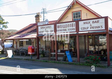 Storico villaggio di Wollombi nella regione di Hunter nel nuovo Galles del Sud, negozio generale di Wollombi e bar di latte con tradizionale facciata in legno, New South Wales, Australia Foto Stock