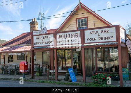 Storico villaggio di Wollombi nella regione di Hunter nel nuovo Galles del Sud, negozio generale di Wollombi e bar di latte con tradizionale facciata in legno, New South Wales, Australia Foto Stock