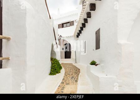 Minorca in Spagna sulle Isole Baleari, il tranquillo e pittoresco villaggio di Binibeca con case bianche Foto Stock