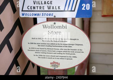 Storico villaggio di Wollombi con cartelli informativi fuori dal General Store che raccontano la sua storia sin dalla sua costruzione nel 1841, New South Wales, Australia Foto Stock