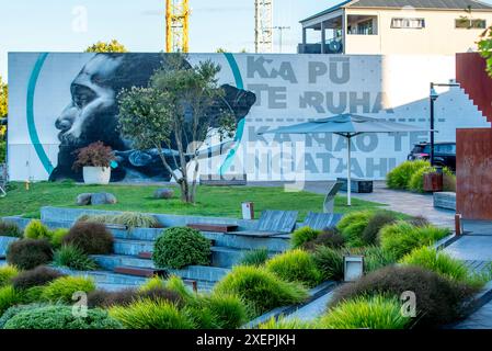 Il murale gigante te Hono Ki Matariki a Hamilton, nuova Zelanda, di Poihakena Ngāwati e della partner Hana Maihi (alias Techs e Hine+) Foto Stock