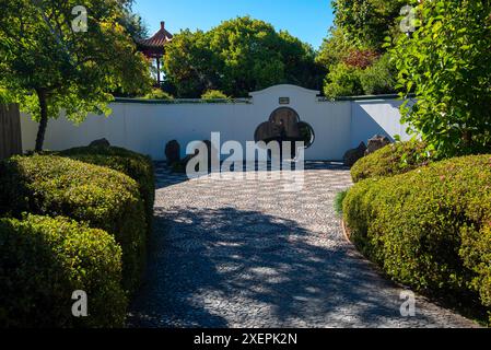 Il Chinese Scholars' Garden, uno dei 18 diversi giardini chiusi all'interno degli Hamilton Gardens nella regione di Waikato, nell'Isola del Nord della nuova Zelanda Foto Stock