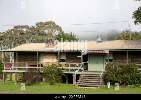 Lo storico villaggio di Wollombi e il vecchio edificio pub che ora offre alloggi con angolo cottura, il nuovo Galles del Sud, l'Australia Foto Stock