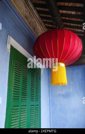 Hoi An, Vietnam - 8 febbraio 2024: Hoi Quan hai Nam, sala dell'Assemblea della congregazione cinese Hainan, quartiere vecchio di Hoi An Foto Stock