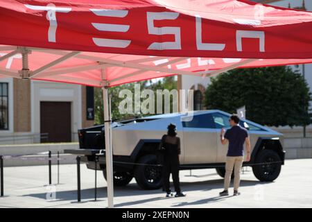 Málaga, Spagna - 28 giugno 2024: Tesla presenta il suo nuovo modello di Cybertruck al museo dell'automobile e della moda durante il suo tour europeo. Foto Stock