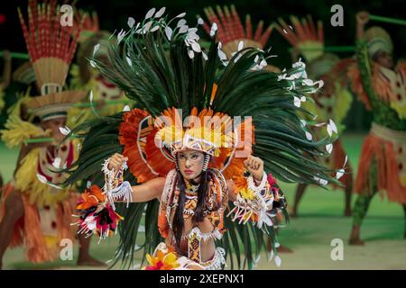 Parintins, Brasile. 29 giugno 2024. AM - PARINTINS - 06/28/2024 - PARINTINS, AMAZONAS, 57° PARINTINS FOLK FESTIVAL, 1° NOTTE - Ex BBB e Cunha-Poranga do Boi-Bumba Garantido Isabelle Nogueira durante la prima notte del 57° Parintins Folk Festival 2024. Foto: Suamy Beydoun/AGIF (foto di Suamy Beydoun/AGIF/Sipa USA) credito: SIPA USA/Alamy Live News Foto Stock