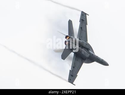 Il team della US Navy West Coast Rhino F/A-18 Superhornet Demo si esibisce durante il Fairchild Skyfest 2022 Airshow presso la Fairchild Air Force base, Washington Foto Stock