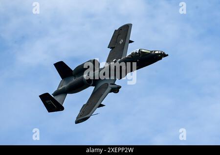 Un A-10C Thunderbolt II assegnato all'A-10 Demonstration Team si esibisce durante l'airshow Fairchild SkyFest 2024 e all'aperto presso Fairchild Air for Foto Stock
