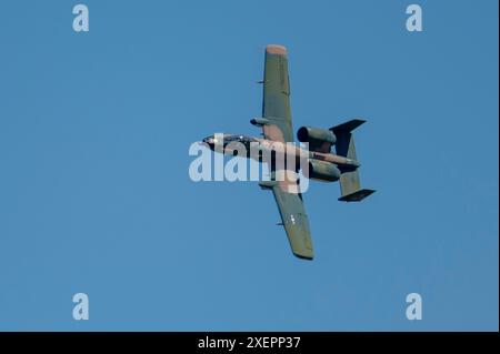 Lindsay "MAD" Johnson, comandante e pilota della squadra dimostrativa A-10C Thunderbolt II, sorvola lo Skyfest alla Fairchild Air Force base Foto Stock