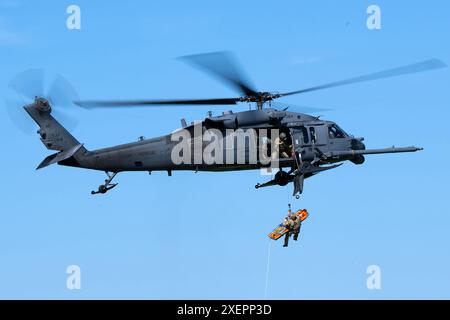 Gli aviatori del 76th Rescue Squadron della Alaska Air National Guard eseguono un esercizio di addestramento per la Oint Civilian Orientation Conference 95 a Joint Foto Stock