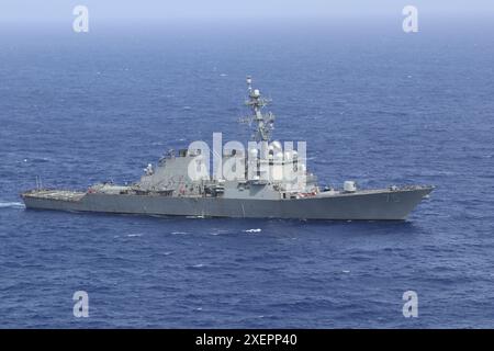 Il cacciatorpediniere missilistico guidato classe Arleigh Burke USS Donald Cook (DDG 75) fuma nell'Oceano Atlantico, il 25 giugno 2024. Donald Cook e la Guardia Costiera Cut Foto Stock