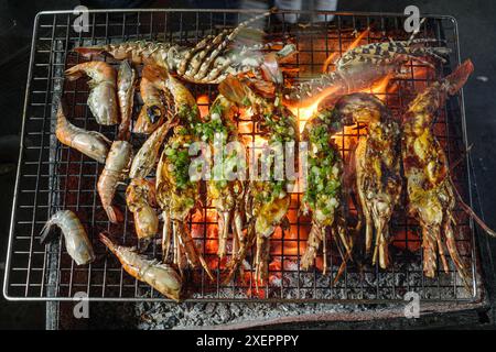 Hoi An, Vietnam - 4 febbraio 2024: Aragoste giganti in vendita presso una bancarella di pesce nel mercato notturno di Hoi An Foto Stock