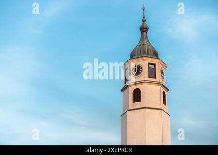 L'iconica torre dell'orologio Sahat Kula si erge in alto contro il cielo blu a Kalemegdan, Belgrado. Foto Stock