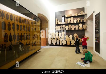 Collezione di 'argizaiolas´ e stele funerarie nel chiostro tle dell'ex convento domenicano (XVI secolo), Museo San Telmo, San Sebastian, Gipu Foto Stock