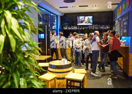 Persone che bevono vino e mangiano tapas in un bar, 'pintxo pote', quartiere Gros, Donostia (San Sebastian), Gipuzkoa, paesi Baschi, Spagna Foto Stock