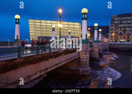 Zurriola Bridge sul fiume Urumea. Palazzo Kursaal. Donostia. San Sebastian. Gipuzkoa. Paesi Baschi. Spagna. Foto Stock