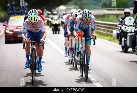 Sloveno Matej Mohoric del Bahrain Victorious, francese Valentin Madouas di Groupama-FDJ, spagnolo Ion Izagirre di Cofidis, francese Clement Champoussin di Arkea-BB Hotels, olandese Frank van den Broek del Team DSM-Firmenich PostNL, il francese Sandy Dujardin di TotalEnergies e il francese Matteo Vercher di TotalEnergies fotografati in azione durante la prima tappa della gara ciclistica Tour de France 2024, da Firenze, Italia a Rimini, Italia (206 km) sabato 29 giugno 2024. La 111a edizione del Tour de France inizia sabato 29 giugno e si concluderà a Nizza, in Francia, il 21 luglio. PISCINA FOTOGRAFICA DEL BELGA LUCA BETTINI/ SPRI Foto Stock