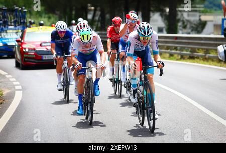 Sloveno Matej Mohoric del Bahrain Victorious, francese Valentin Madouas di Groupama-FDJ, spagnolo Ion Izagirre di Cofidis, francese Clement Champoussin di Arkea-BB Hotels, olandese Frank van den Broek del Team DSM-Firmenich PostNL, il francese Sandy Dujardin di TotalEnergies e il francese Matteo Vercher di TotalEnergies fotografati in azione durante la prima tappa della gara ciclistica Tour de France 2024, da Firenze, Italia a Rimini, Italia (206 km) sabato 29 giugno 2024. La 111a edizione del Tour de France inizia sabato 29 giugno e si concluderà a Nizza, in Francia, il 21 luglio. PISCINA FOTOGRAFICA DEL BELGA LUCA BETTINI/ SPRI Foto Stock