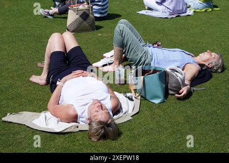 Gli appassionati di tennis si godono il sole l'ottavo giorno del Rothesay International al Devonshire Park di Eastbourne. Data foto: Sabato 29 giugno 2024. Foto Stock