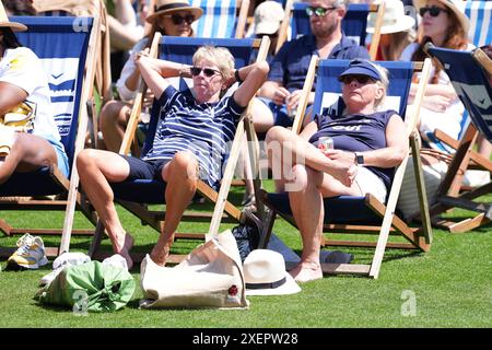 Gli appassionati di tennis si godono il sole l'ottavo giorno del Rothesay International al Devonshire Park di Eastbourne. Data foto: Sabato 29 giugno 2024. Foto Stock