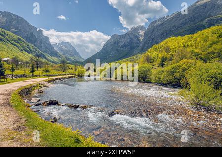 I monti Prokletije in Montenegro, sede della splendida valle di Ropojana e del suo fiume incontaminato, si trovano all'interno del paesaggio mozzafiato di un parco nazionale Foto Stock