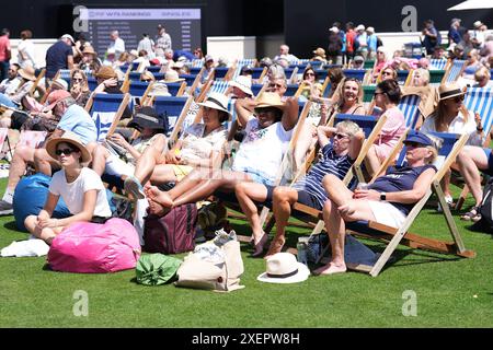 Gli appassionati di tennis si godono il sole l'ottavo giorno del Rothesay International al Devonshire Park di Eastbourne. Data foto: Sabato 29 giugno 2024. Foto Stock