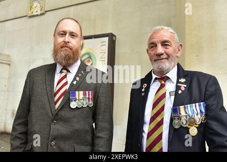 Manchester, Regno Unito, 29 giugno 2024. Commemorazione del giorno delle forze armate 2024, St Peter's Square, centro di Manchester, Regno Unito. Veterani delle forze armate, con le loro medaglie, pronti a prendere parte alla parata. Crediti: Terry Waller/Alamy Live News Foto Stock