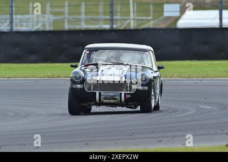 Steve Atkinson, Austin Healey Sprite, The Adams & Page Swinging Sixties/Mintex Classic K, quaranta minuti di corsa per l'evento combinato della serie con A. Foto Stock