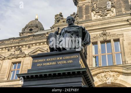 Monumento a Friedrich August di Ernst Rietschel sulla Schlossplatz a Dresda, Sassonia, Germania Foto Stock