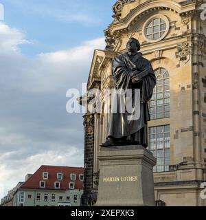 Monumento al riformatore Martin Lutero di fronte alla Frauenkirche di Dresda Foto Stock