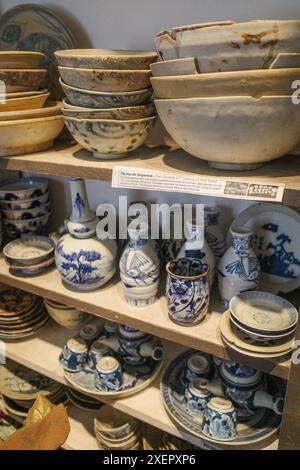 Hoi An, Vietnam - 8 febbraio 2024: Tradizionali ciotole di ceramica vietnamita esposte in vendita in un negozio nel quartiere vecchio di Hoi An Foto Stock