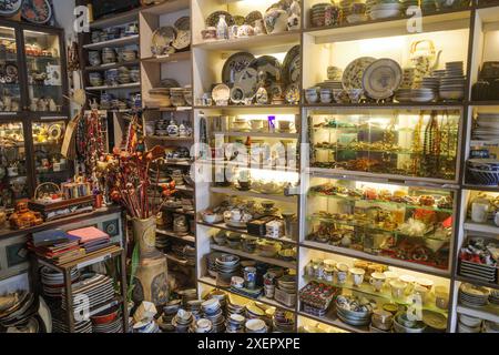 Hoi An, Vietnam - 8 febbraio 2024: Tradizionali ciotole di ceramica vietnamita esposte in vendita in un negozio nel quartiere vecchio di Hoi An Foto Stock