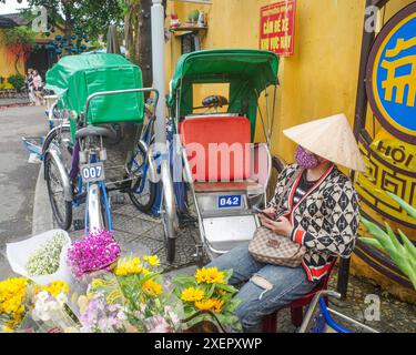 Hoi An, Vietnam - 8 febbraio 2024: Tricicicli tradizionali in risciò nel quartiere vecchio di Hoi An Foto Stock