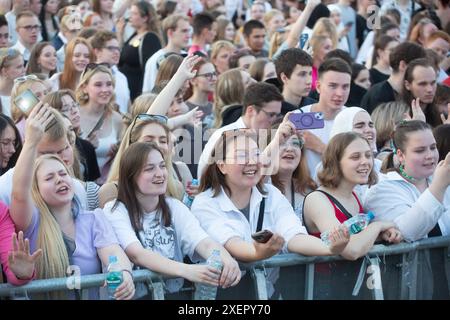 San Pietroburgo, Russia. 28 giugno 2024. Le persone si godono un grande concerto nella Piazza del Palazzo in occasione del festival Scarlet Sails a San Pietroburgo, Russia, 28 giugno 2024. La seconda città più grande della Russia, San Pietroburgo, ha celebrato il festival delle vele scarlatte durante il fine settimana, commemorando la laurea scolastica per gli studenti. Crediti: Irina Motina/Xinhua/Alamy Live News Foto Stock